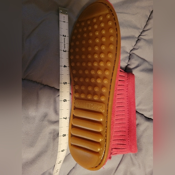 * MINNETONKA GIRLS' PINK SUEDE ROUND TOE MOCCASINS Nwot - Picture 6 of 8